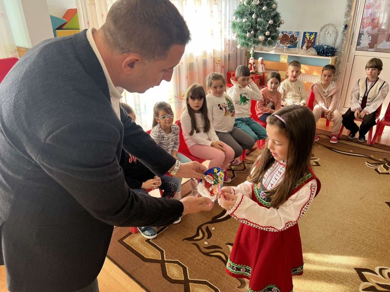 Kметът инж. Ангел Джоргов чете приказки на малчуганите от ДГ „Детелина”.