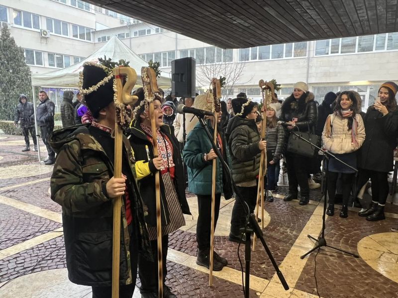 Коледният базар за поредна година обедини всички ученици в Самоков в името на доброто