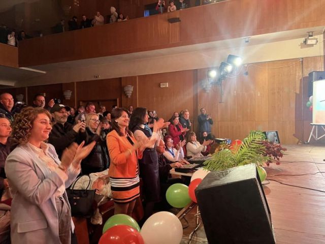 С впечатляващо патриотично тържество ученици, учители и ръководството на „СУ Отец Паисий“ отбелязаха Националния празник на България.