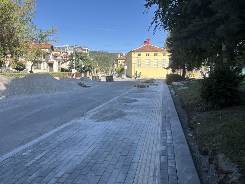 От началото на седмицата стартира обновяването на северния тротоар по ул. „Македония“ в участъка между бул. „Искър“ и ул. „Васил Левски“