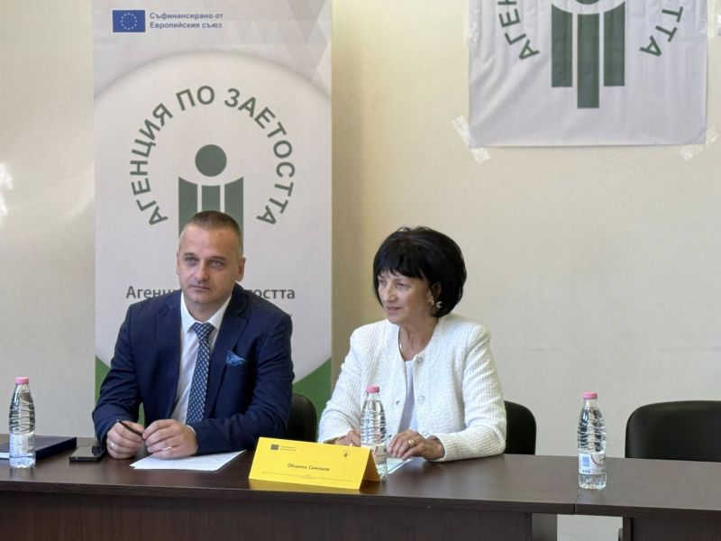 Дирекция „Бюро по труда“ – Самоков проведе днес трудова борса в залата на хотел „Арена“