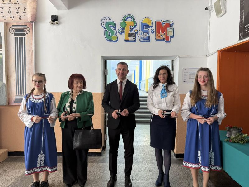 В навечерието на патронния празник на училището, в СУ „Отец Паисий“ – гр. Самоков бе открит новият STEM център