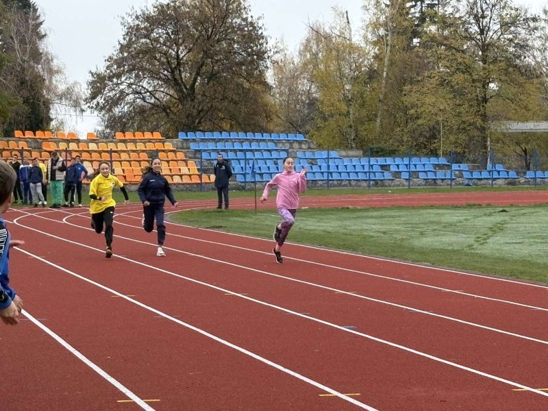 На 5 и 6 ноември на лекоатлетическата писта на стадион „Искър“ се проведе общинският етап от ученическите игри по лека атлетика за учебната 2025/2026 година