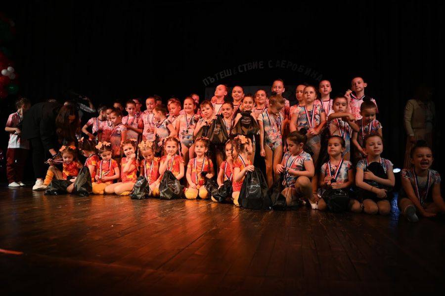 Възпитаниците на спортен клуб по аеробика „Самоков 1“ сътвориха истинска магия на сцената на Читалище-паметник *„Отец Паисий“*!