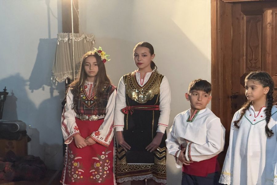 Възпитаниците на ОУ „Христо Максимов“ от трети и седми клас представиха вълнуващо тържество, посветено на Рождество Христово в Сарафската къща