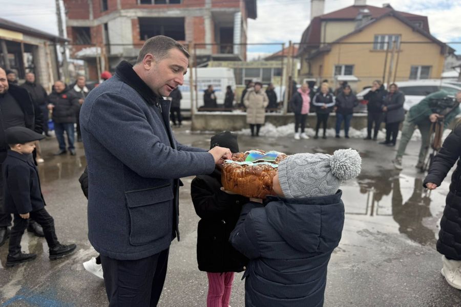 На днешния празник – Банго Васил (Ромската Нова година), поставихме символично начало на изграждането на нова детска площадка в VII квартал, до стадион „Спартак“.