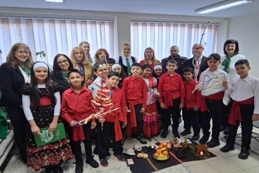 По повод празника Василица – Ромската Нова година и по покана на Център Амалипе, ученици и ръководители от училищата ОУ „Христо Максимов“ и Обединено училище „Неофит Рилски“