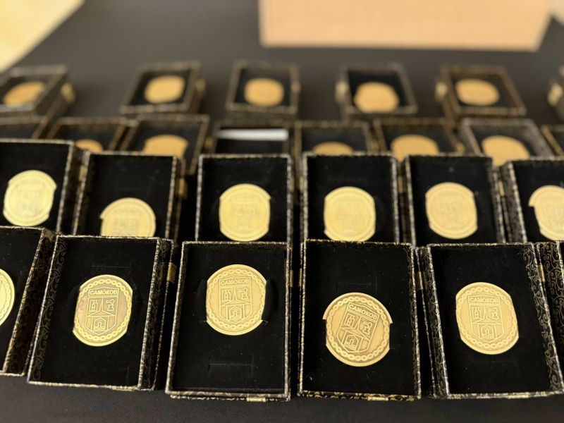 По традиция, на Бабинден, Община Самоков връчи почетни плакети със знаците на града на децата, родени през 2025 година