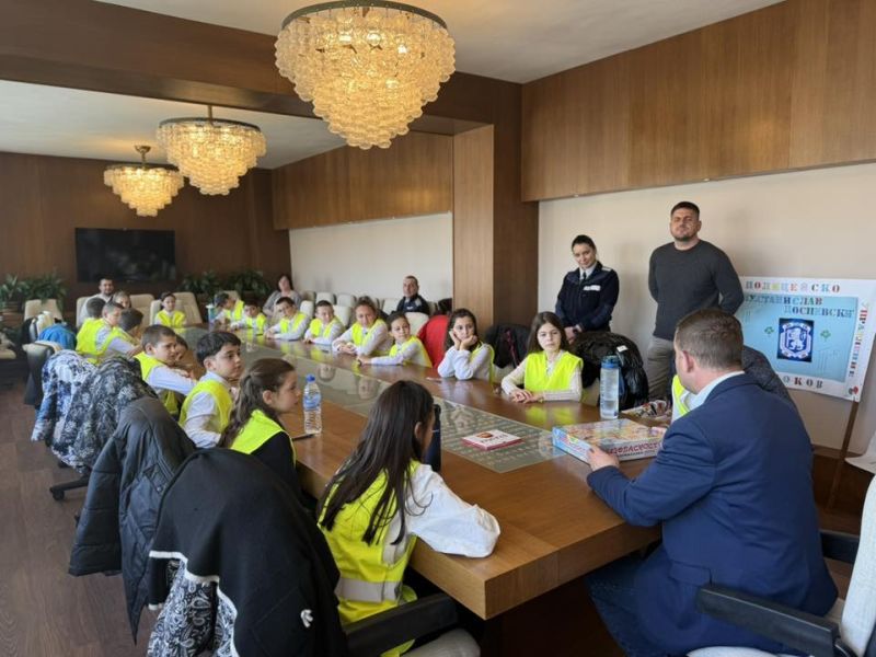 С любопитни въпроси и много усмивки днес учениците от 3б клас на НУ „Станислав Доспевски“ изпълниха сградата на Община Самоков, придружени от служители на РУ- Самоков