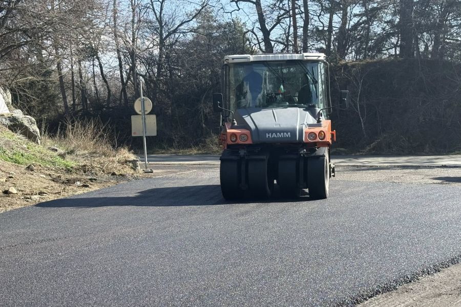 Със старта на строителния сезон се възобновиха активните дейности по един от най-важните инфраструктурни обекти на община Самоков – основният ремонт на пътя през селата Горни и Долни Окол