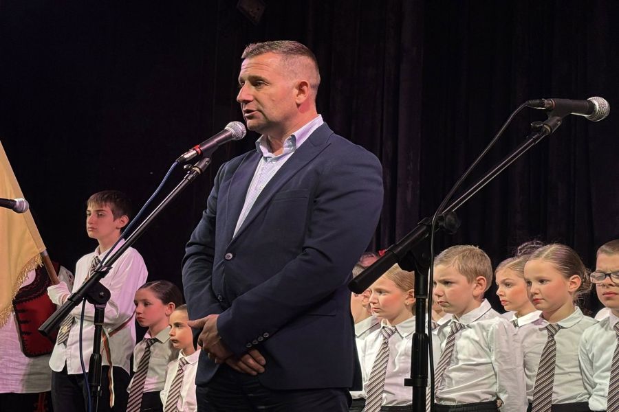 С вдъхновяващо тържество учениците от ОУ „Митрополит Авксентий Велешки“ отбелязаха днес своя патронен празник.