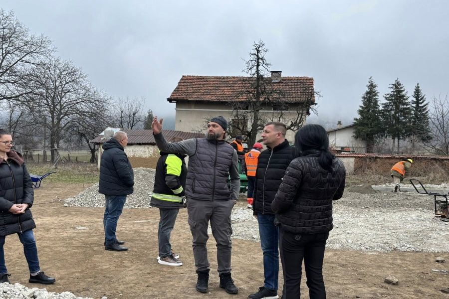 Започна изграждането на детска площадка към новоизградената детска градина в село Радуил.