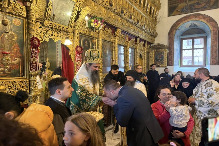 Стотици миряни изпълниха храма „Покров Богородичен“ в Самоков, за да се включат в тържествената патриаршеска света литургия, отслужена от Негово Светейшество Българския патриарх и Софийски митрополит Даниил.