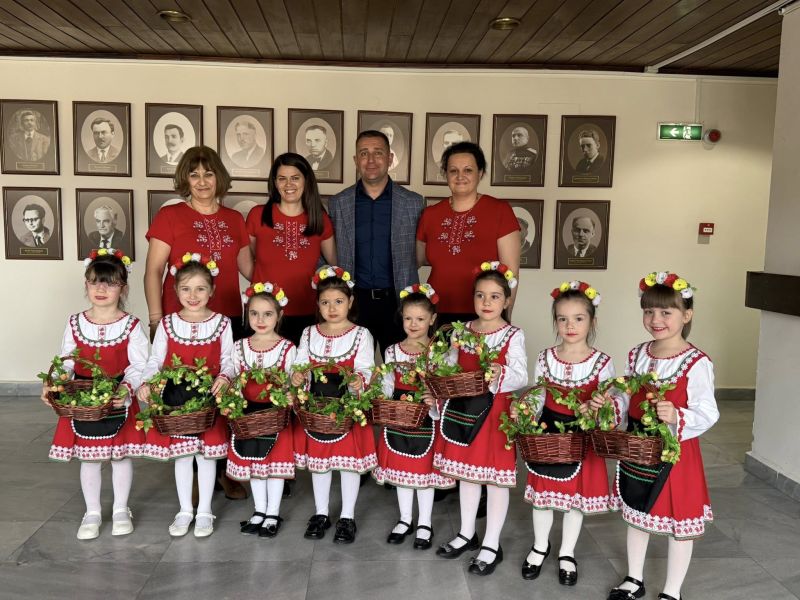 Днес сградата на Община Самоков се изпълни с детски смях и празнично настроение!