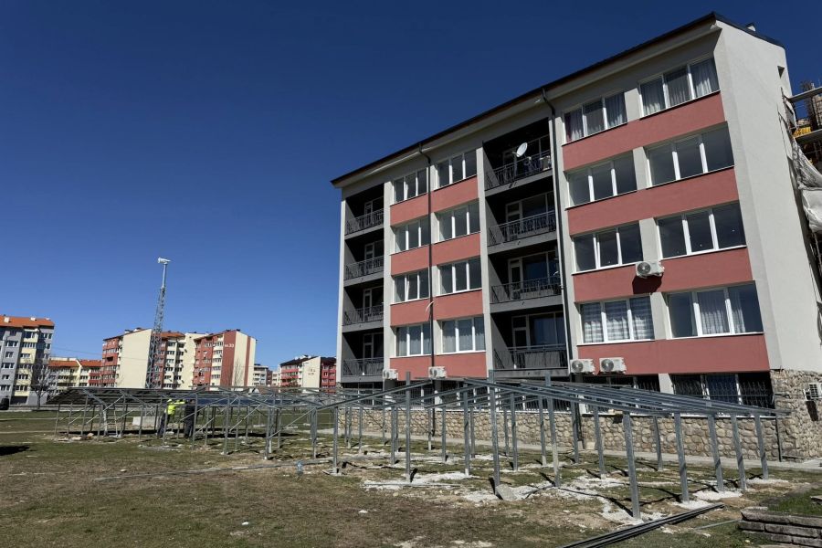 Кметът на община Самоков инж. Ангел Джоргов, заместник-кметът инж. Петър Костов и директорът на строителната дирекция Красимира Костадинова извършиха днес оглед на напредъка на ремонтните дейности в общежитието на Спортното училище.