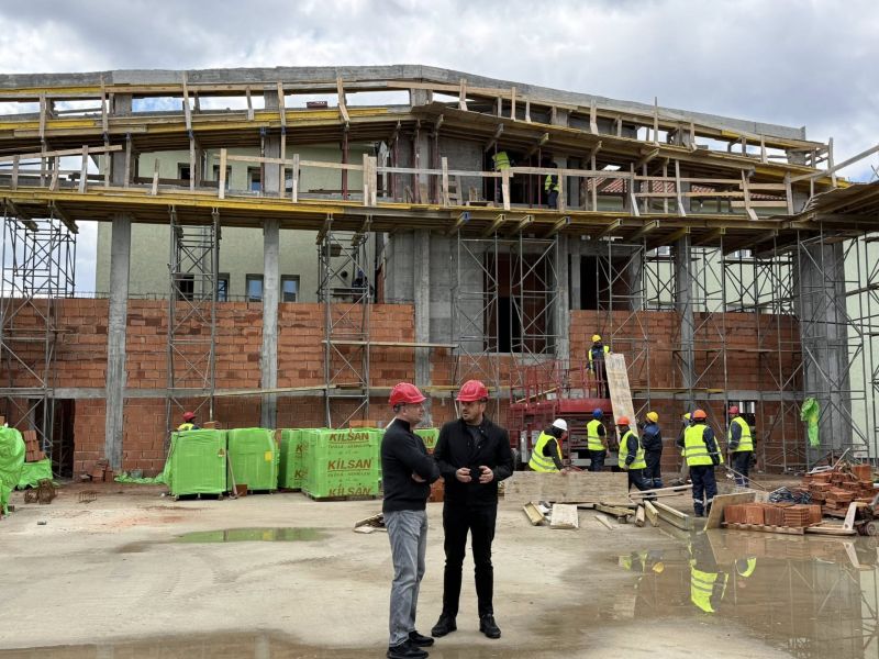 Изграждането на новия физкултурен салон към ОбУ „Неофит Рилски“ напредва с добри темпове