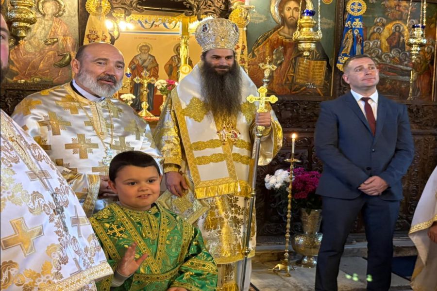 Днес в храм „Успение Богородично“ в Самоков беше отслужена тържествена света литургия от Негово Преосвещенство Браницкия епископ Йоан – викарий на Софийския митрополит и Българския патриарх Даниил.