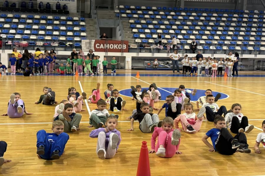 Зала „Арена Самоков“ днес се изпълни с детски смях, спортен хъс и много емоции по време на състезанието „Бързи, смели, ловки“, организирано от Община Самоков съвместно с НУ „Станислав Доспевски“.