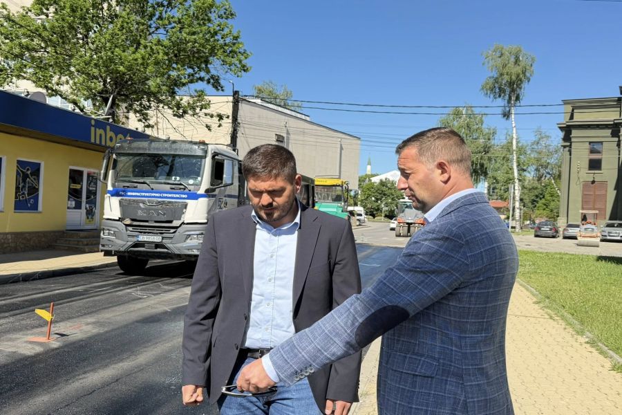 Днес започна полагането на основния асфалтов слой на ул. „Търговска“ в участъка между ул. „Отец Паисий“ и ул. „България“, след като през април бе подменена амортизираната водопроводна мрежа. Следващата седмица предстои и полагането на пътната маркировка.