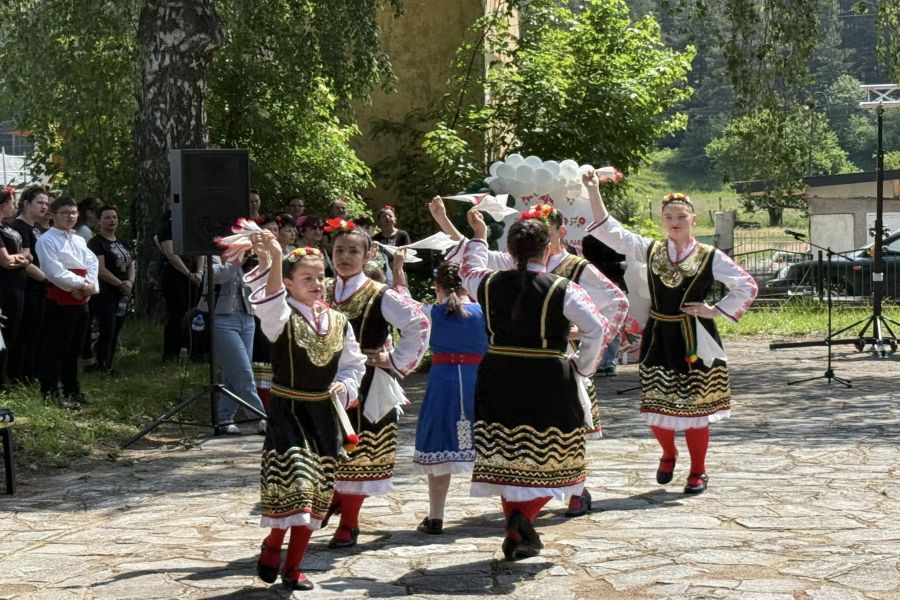 С тържествен концерт Народно читалище „Възраждане“ в село Продановци отбеляза своята 10-годишнина.