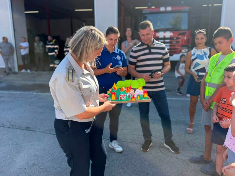 Днес в двора на Районна служба „Пожарна безопасност и защита на населението“ - Самоков се проведе съвместна инициатива за превенция на горските пожари, организирана от Дирекция „Национален парк Рила“ в рамките на националната кампания на Министерството на околната среда и водите „Пази зеленото утре“