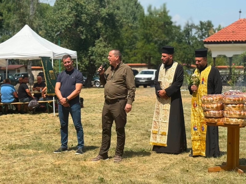 Дворът на Бельова черква за поредна година събра любители на природата, лова и традициите, за да даде началото на новия ловен сезон за дребен пернат дивеч.