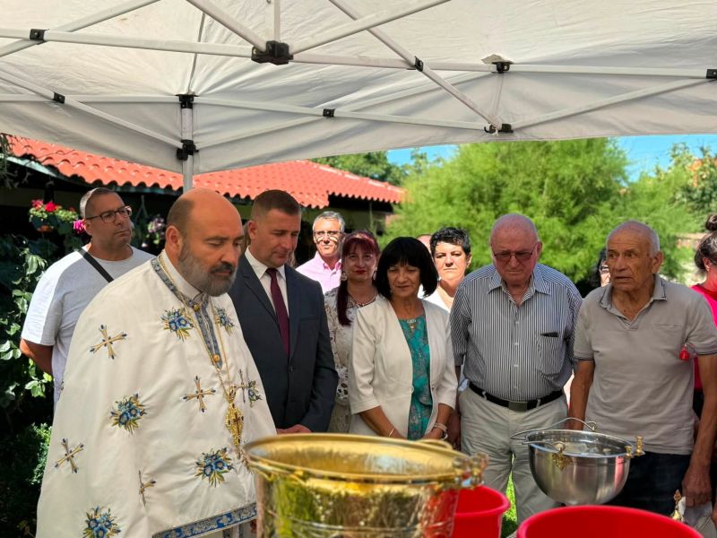 Днес своя храмов празник чества най-големият храм в Самоков- Митрополитската църква „Успение на Пресвета Богородица“