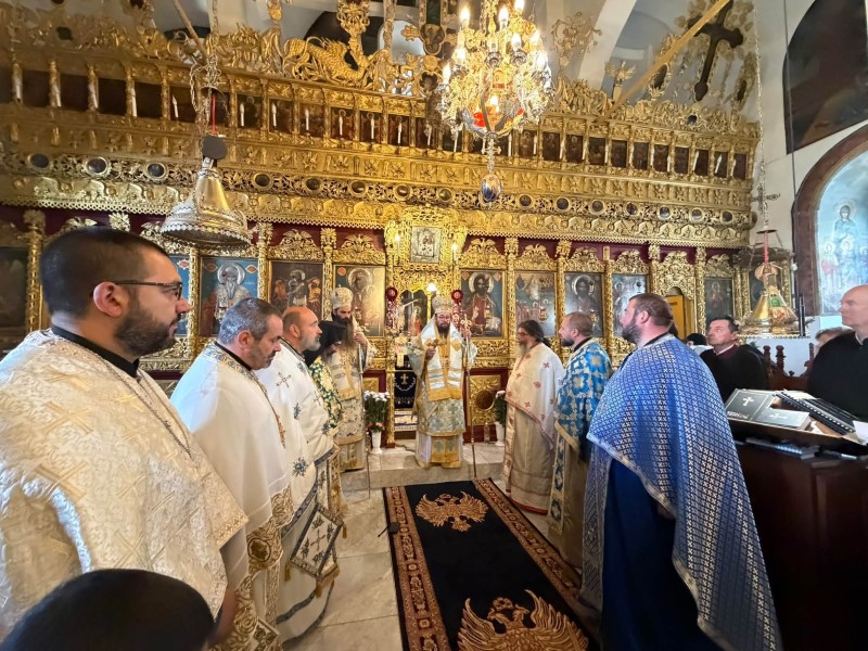 С празнична света литургия Девическият манастир в Самоков отбеляза днес своя храмов празник – Покров Богородичен.