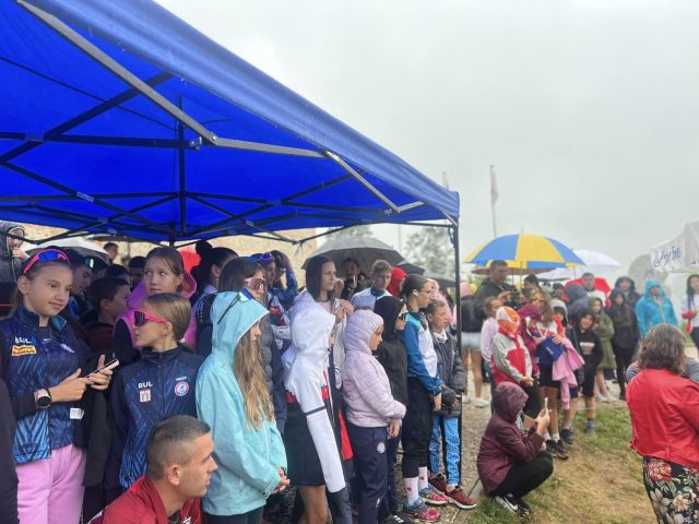 Около 100 участници от девет клуба по ски от цялата страна се включиха в състезанието по ролкови ски в класически стил край самоковското село Белчин