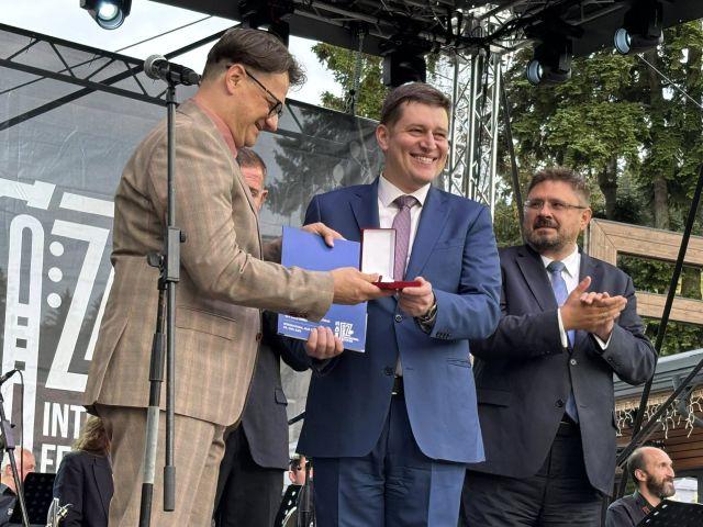 Инж. Джоргов подчерта, че община Самоков заслужава да бъде домакин на такъв престижен форум, тъй като именно тук е родното място на един от най-изявените български джазмени – Румен Тосков–Рупето .