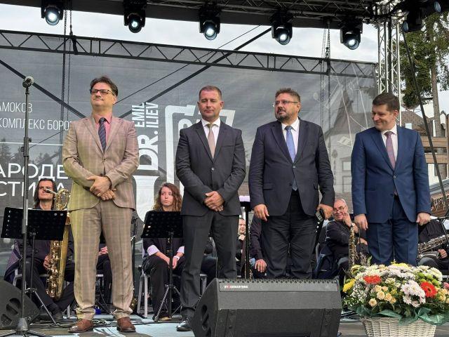 Сред официалните гости на събитието бяха директорите на БНР и БТА – МиленМитев и Кирил Вълчев, както и областният управител на Софийска област – Силвия Арнаутска