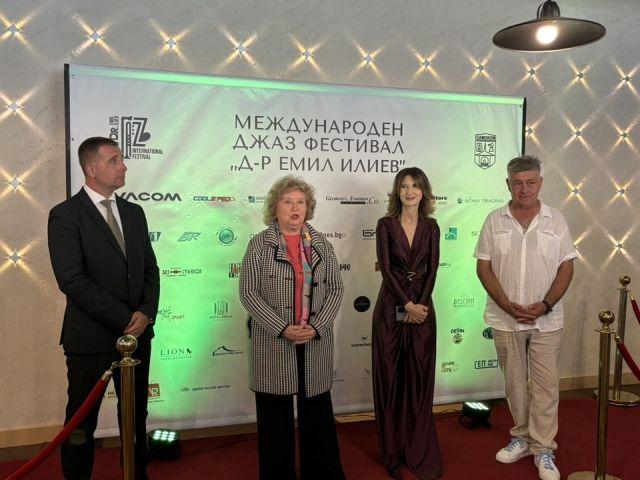 Преди началото на фестивала беше открита изложба на самоковския художник Георги Георгиев, която беше представена от проф. Аксиния Джурова .