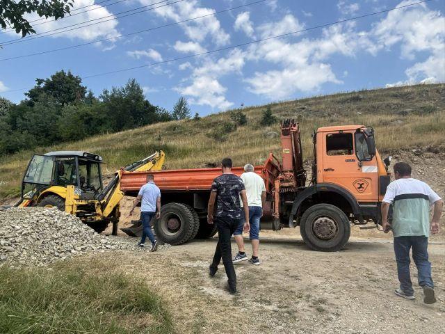 Наред с асфалтирането на улици, се извършват и ремонти на инфраструктурни обекти и обществени сгради.