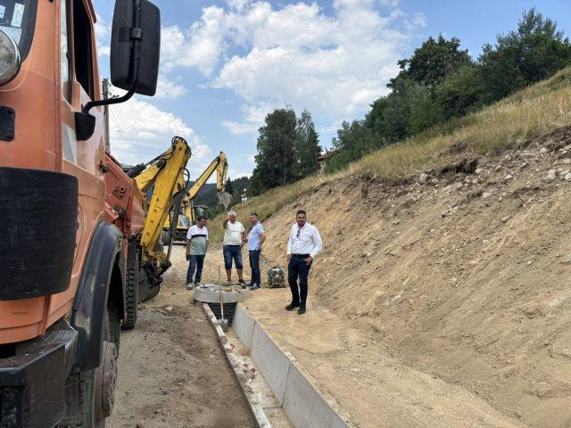 В с. Мала Църква се изгражда отводнителна система на улица, с която ще се предотвратят наводненията на имоти в района. Предстои и ремонт на сградата, в която ще се помещава читалището.