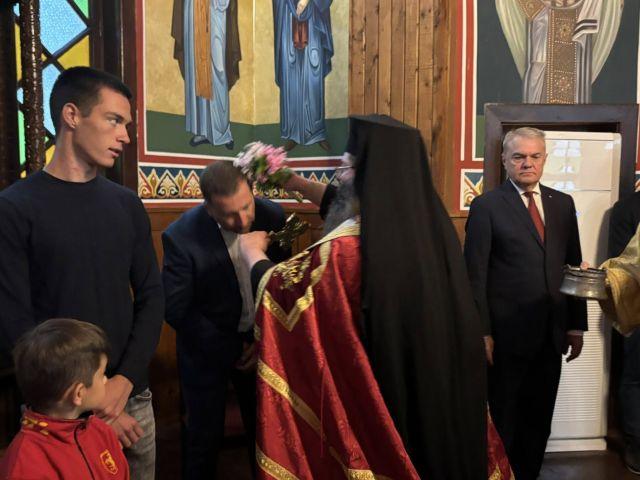 Църквата „Преображение Господне“ – изцяло от дърво, в алпийски стил – е не само духовен център, но и едно от емблематичните места в курорта