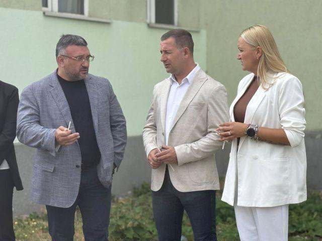 На събитието присъстваха народният представител Младен Маринов, директорът на училището Евтимия Босева, педагози и служители от ОбУ „Неофит Рилски“