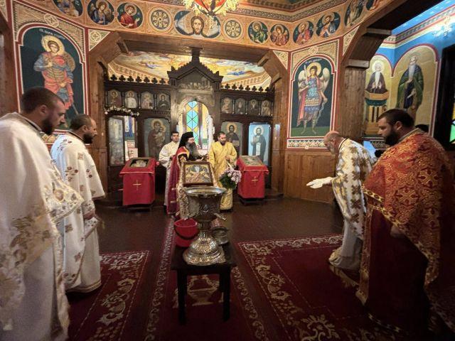 Църквата „Преображение Господне“ – изцяло от дърво, в алпийски стил – е не само духовен център, но и едно от емблематичните места в курорта