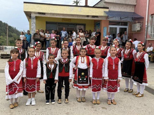 Вчера площадите на Ковачевци, Алино, Клисура, Широки дол и Драгушиново оживяха от глъчката на гости и жители