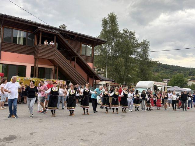 Вчера площадите на Ковачевци, Алино, Клисура, Широки дол и Драгушиново оживяха от глъчката на гости и жители