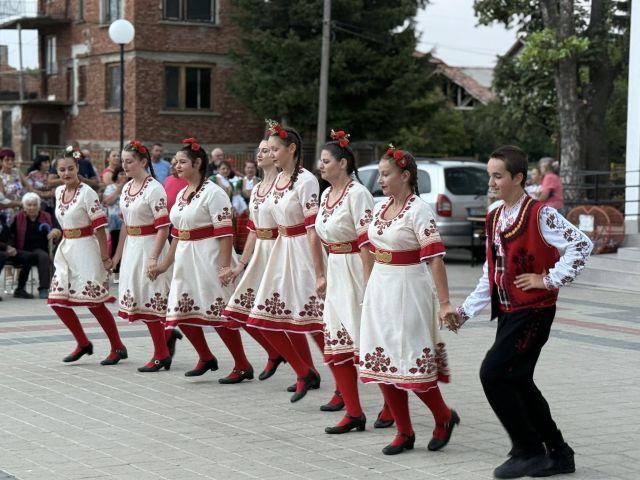 Вчера площадите на Ковачевци, Алино, Клисура, Широки дол и Драгушиново оживяха от глъчката на гости и жители