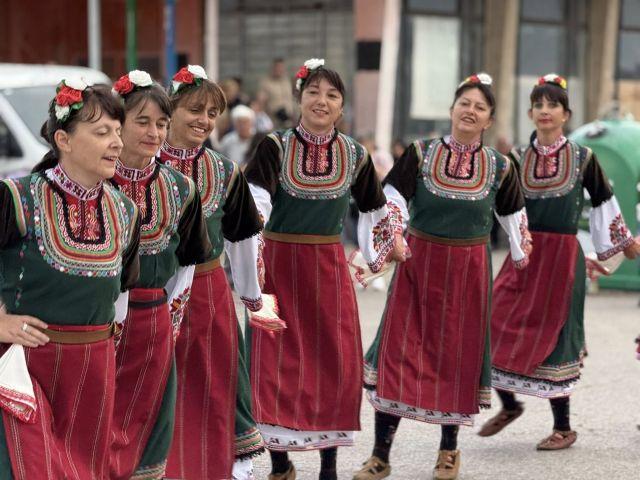 Вчера площадите на Ковачевци, Алино, Клисура, Широки дол и Драгушиново оживяха от глъчката на гости и жители
