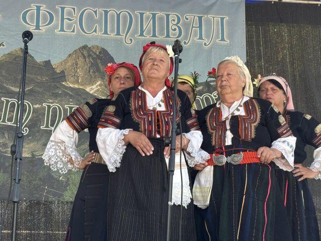Фестивалът бе открит от певческите групи от Говедарци