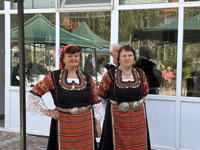 Сцената събра танцови и певчески състави от цялата страна