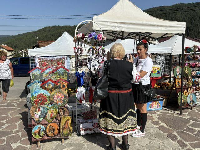 Фестивалът бе открит от певческите групи от Говедарци