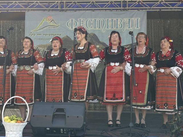 Сцената събра танцови и певчески състави от цялата страна