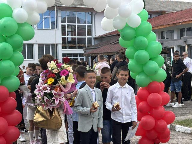 Дворът на училището се изпълни с ученици, родители, учители и гости, за да отбележат празничния ден
