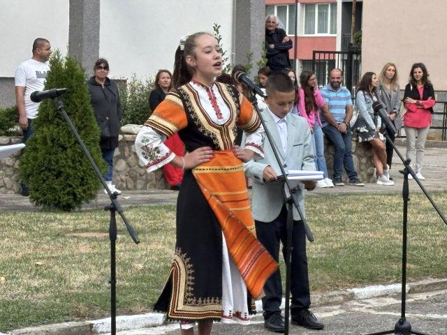 Празничната програма завърши с музикални изпълнения на възпитаници на училището
