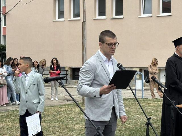 Директорът на спортното училище Илиян Георгиев поздрави учениците