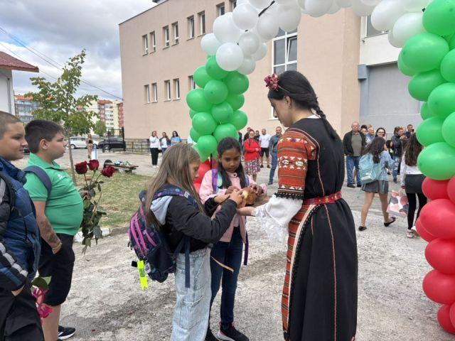 Дворът на училището се изпълни с ученици, родители, учители и гости, за да отбележат празничния ден