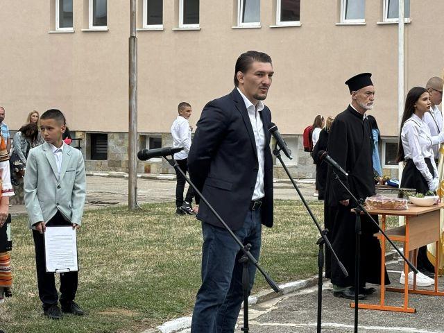 Народният представител Даниел Александров сподели, че се гордее да бъде възпитаник на това училище